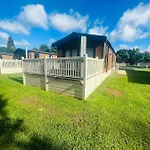 Jasmine Lodge With Hot Tub