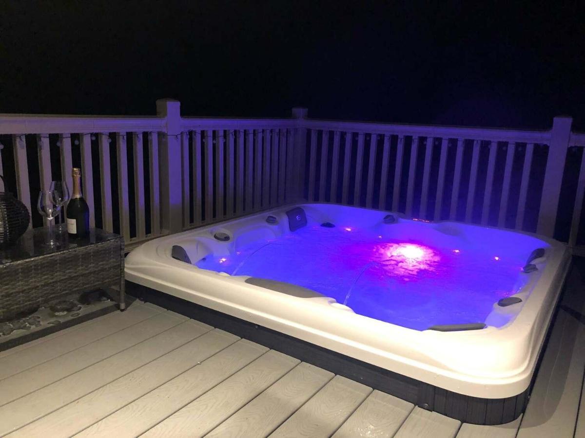 Jasmine With Hot Tub Holiday home